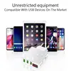 Nabíječka se třemi USB porty a digitálním displejem je zobrazena, kompatibilní s různými smartphony a tablety.
