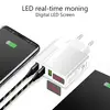 Smartphone je nabíjeno a připojeno k bílému adaptéru. Adaptér zobrazuje LED displej s hodnotami '5.0V 3.0A'.