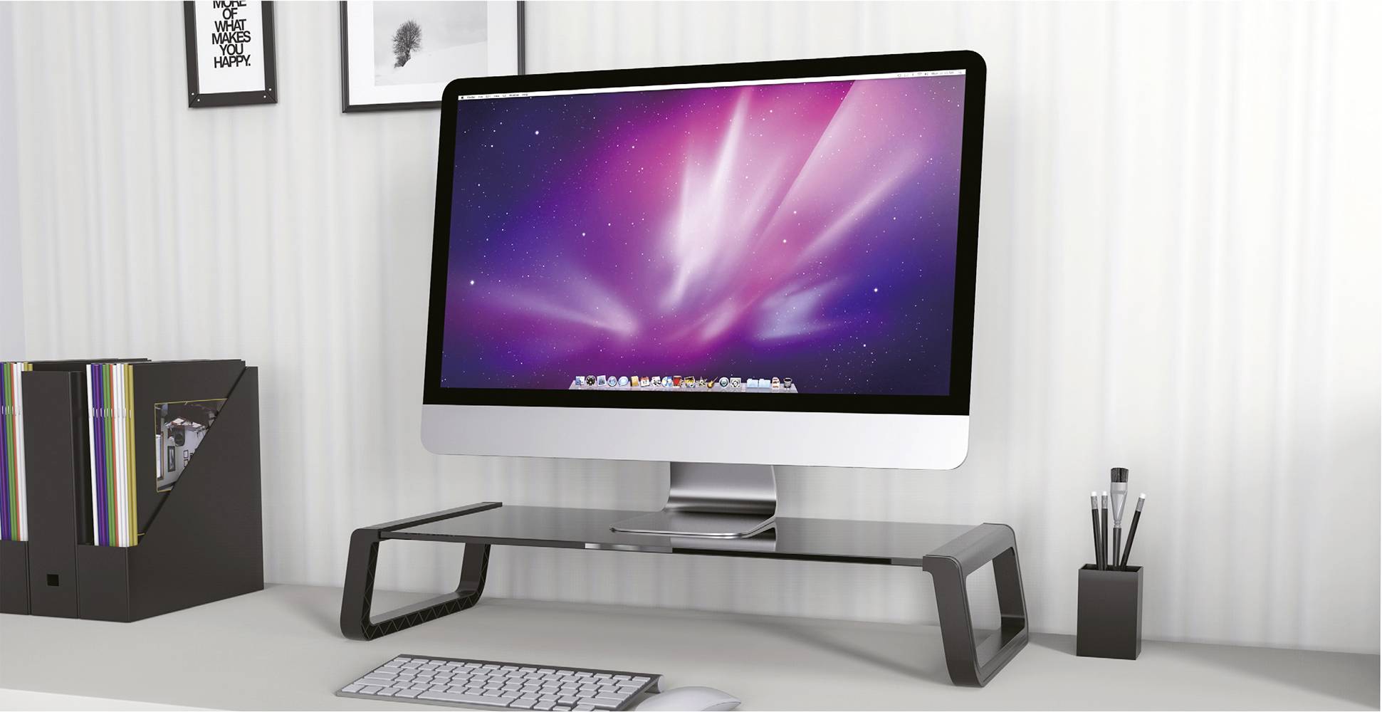 Počítačový monitor na psacím stole s klávesnicí, myší, stojánky na pera a složkami. Na pozadí: bílá pruhovaná tapeta.