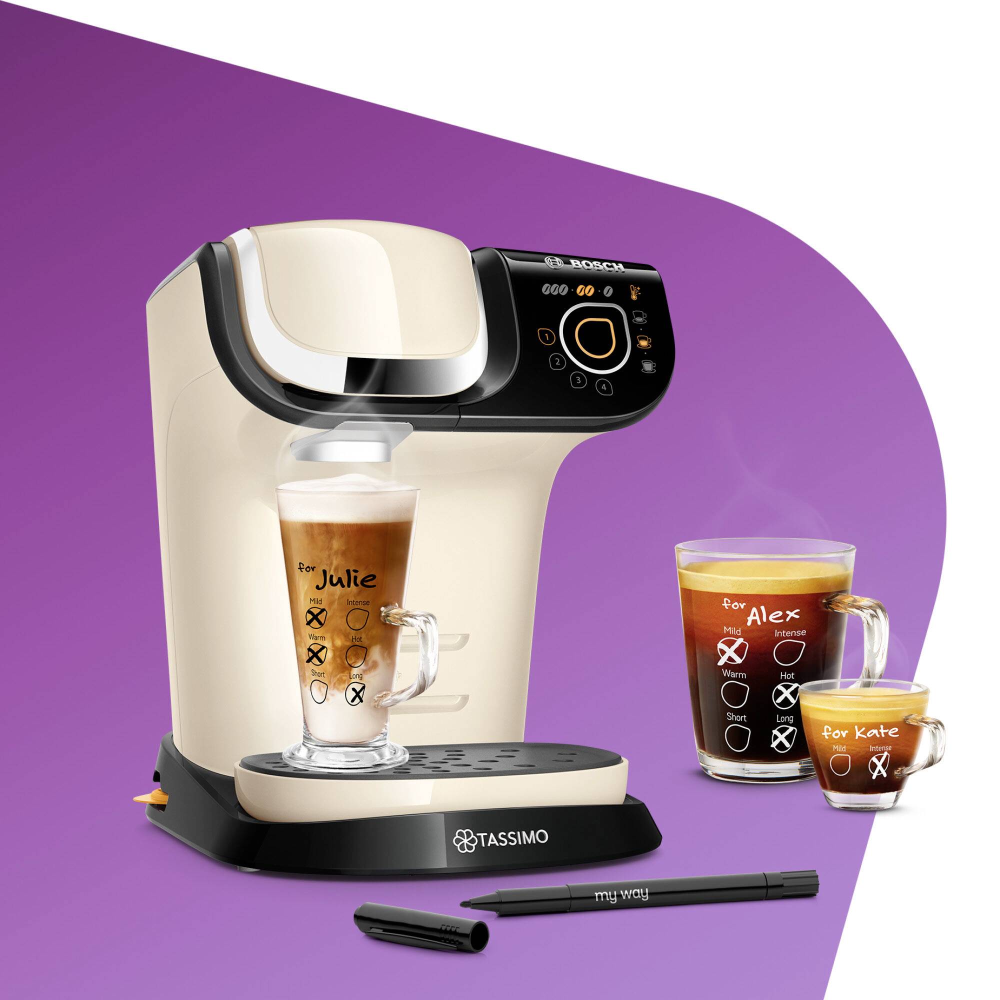 Béžový kávovar Tassimo připravuje latte ve sklenici s nápisem 'Pro Julii'. Vedle stroje stojí další dvě sklenice s kávou, označené 'Pro Alexe' a 'Pro Kate'.