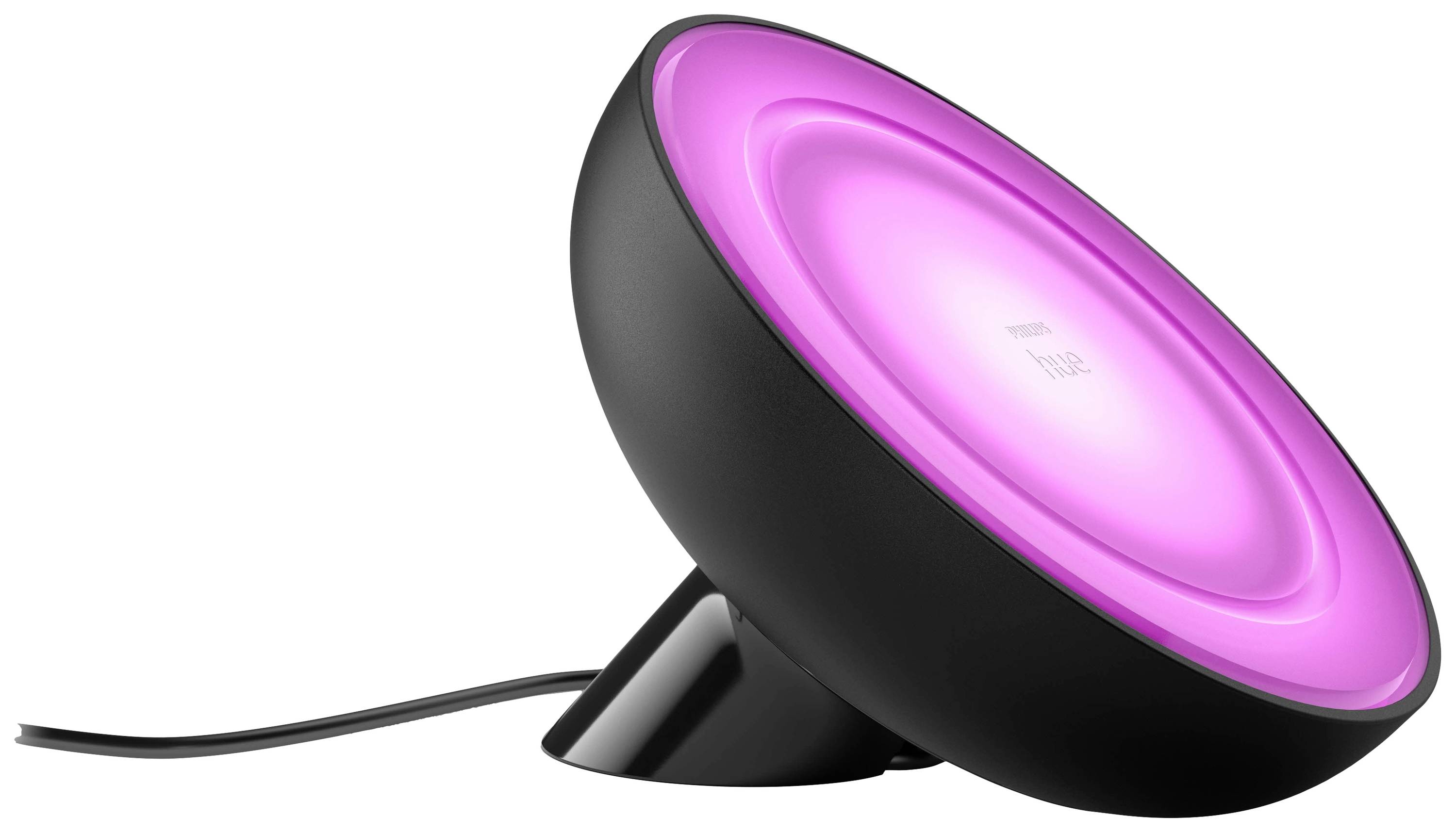 Černá kulatá lampa na stojanu svítí jasně růžovou barvou, síťový kabel po straně. Moderní osvětlení pro útulnou atmosféru.