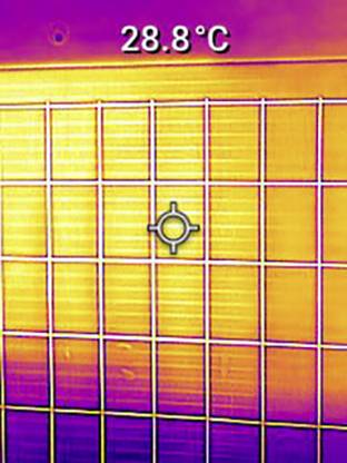 Termografický snímek solárního modulu s teplotním údajem 28,8 °C; teplé barvy poukazují na rovnoměrné rozložení tepla.