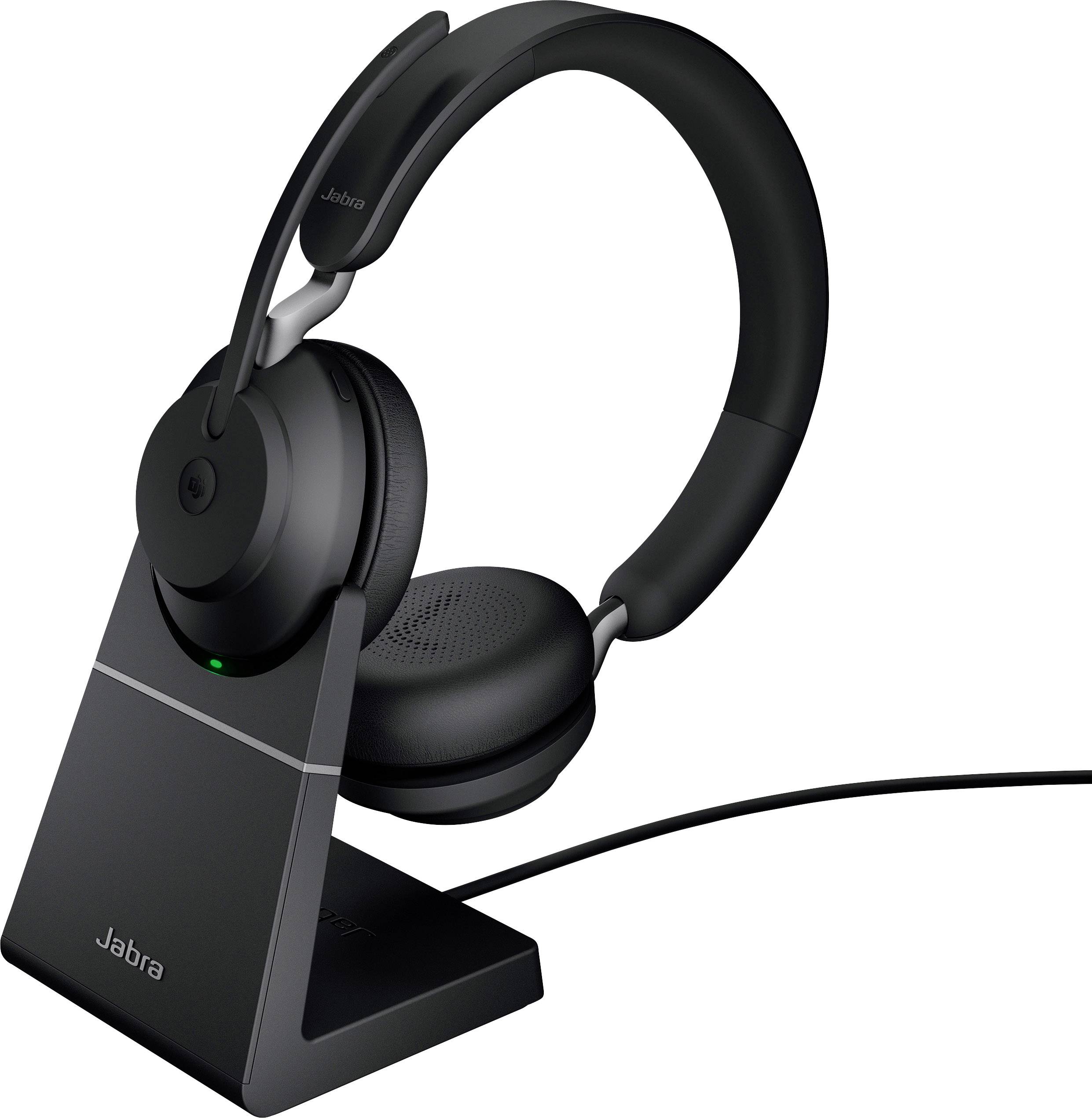 Černá náhlavní souprava Jabra na stojánku, propojená kabelem. Headset má polstrované náušníky a nastavitelný hlavový most.