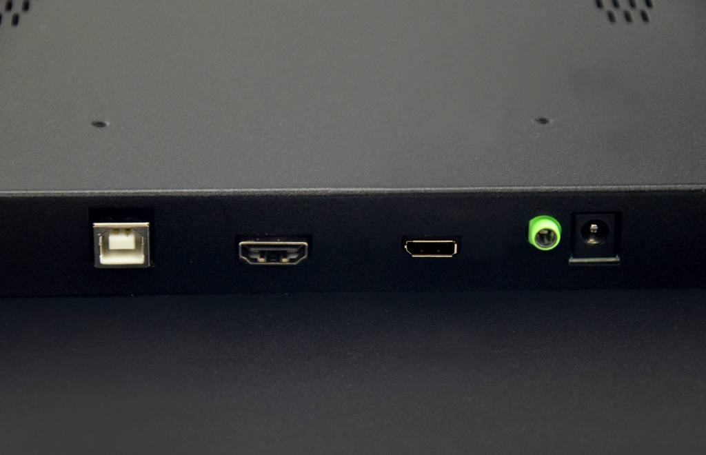 'Zadní strana zařízení s USB, HDMI, mini-USB, konektorem pro sluchátka a napájecím konektorem.'