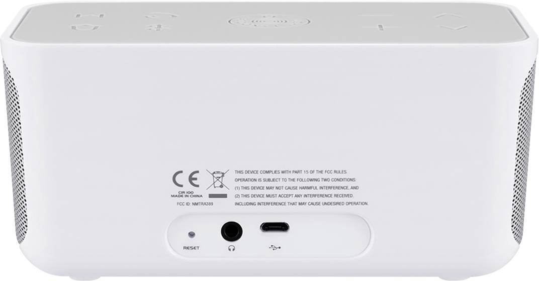 Bílý, obdélníkový reproduktor s viditelnými konektory na zadní straně, včetně USB-C a aux vstupu.
