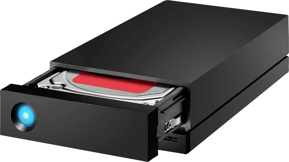 Externí box na pevný disk s otevřenou zásuvkou, ve které je viditelný samotný pevný disk.