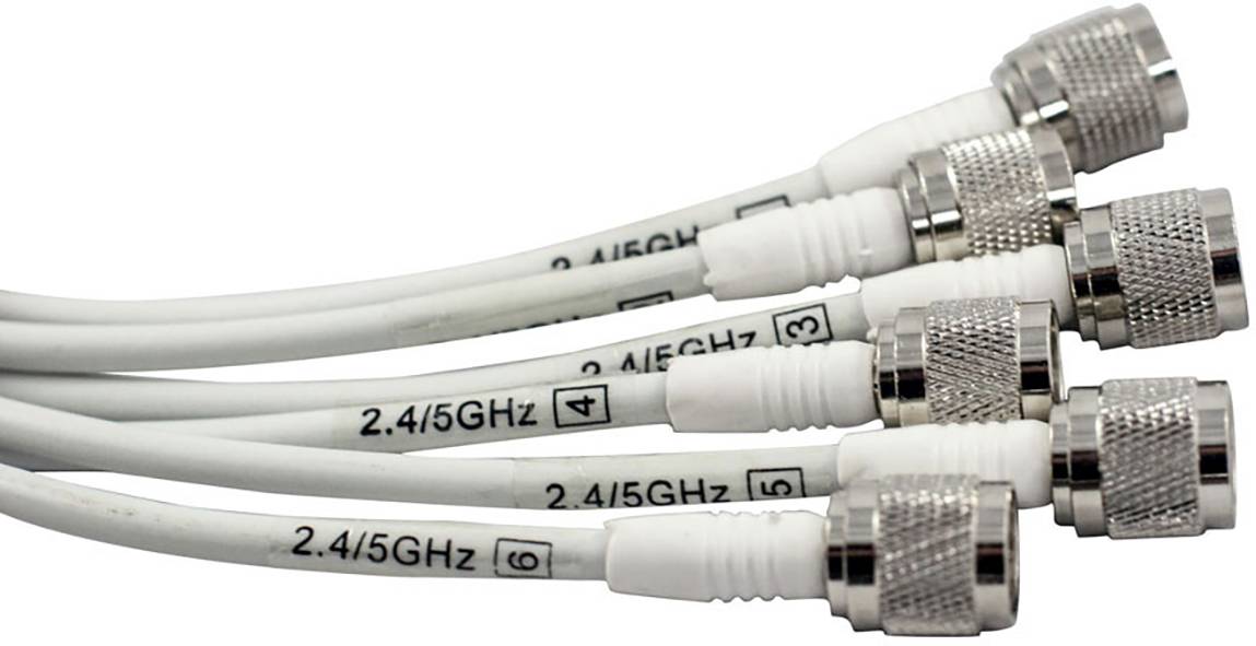 Pět bílých koaxiálních kabelů s označením '2.4/5 GHz' a stříbrnými konektory.