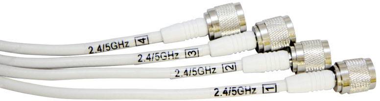 Čtyři koaxiální RF kabely s označením '2.4/5GHz'. Každý kabel má na konci kovový konektor. Kabely jsou očíslovány od 1 do 4.