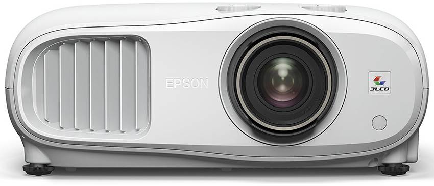 Bílý projektor Epson s velkým objektivem, vlevo větrací otvory, vpravo logo 3LCD. Zařízení je vhodné pro prezentace.