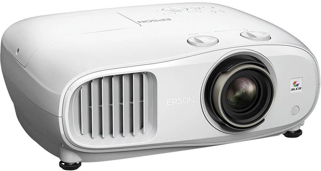 Bílý projektor značky Epson s velkým objektivem na přední straně. Vhodný pro domácí kino nebo prezentační použití.