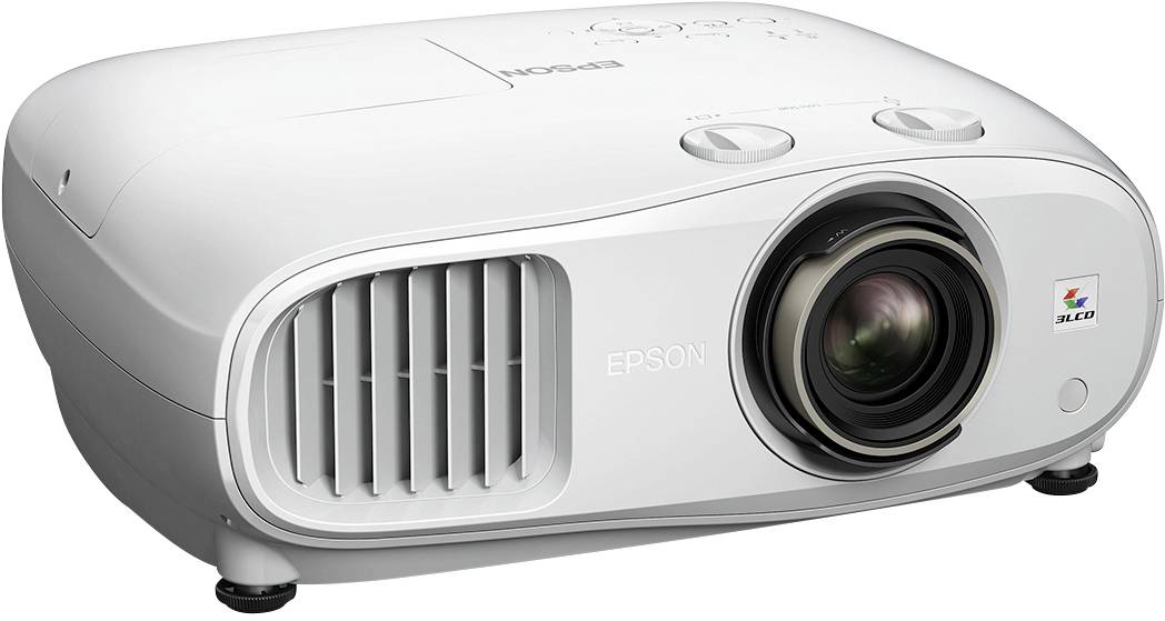 Bílý projektor značky Epson s velkým objektivem a větracími otvory po stranách, umístěný na stole.