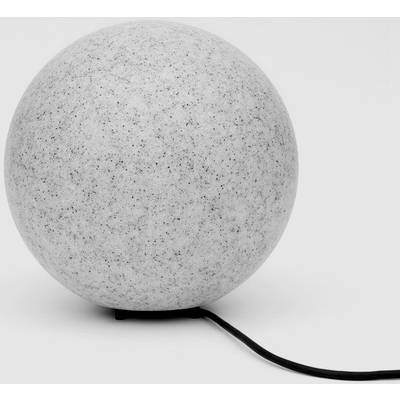 Kulatá šedá lampa s jemnou texturou na černém stojanu. Kabel vede od základny.