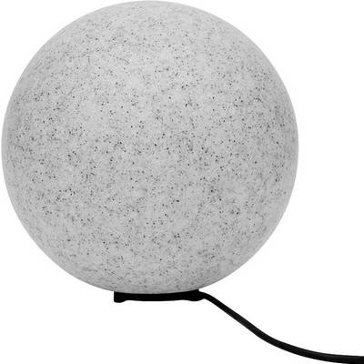 Kulová, bílá lampa s černým kabelem sedí na malém podstavci. Má šedivý, mramorovaný povrch.