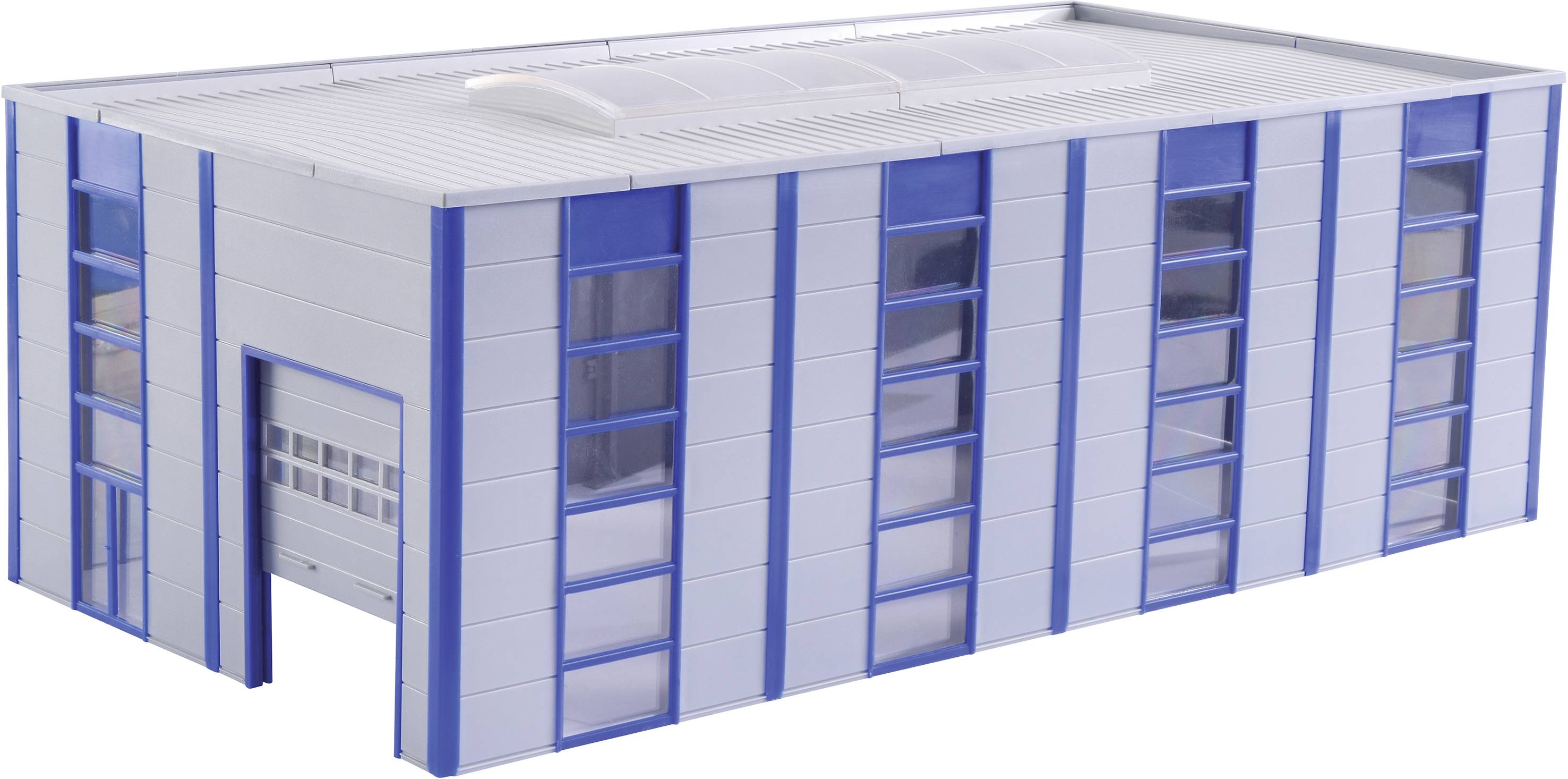 Bílý a modrý modelový objekt s velkými okny, vhodný pro průmyslový nebo skladový areál, s otevřenou vstupní bránou.