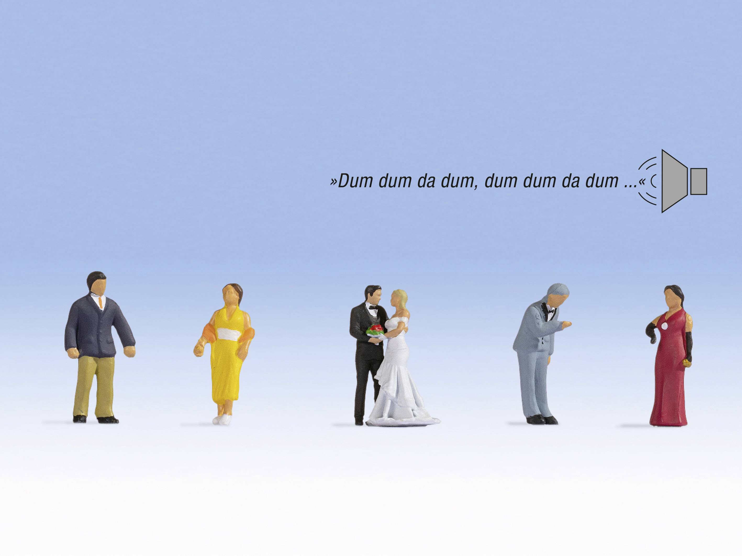 Miniaturní figurky v svatebním oblečení; ženich drží nevěstu; symbol reproduktoru s textem 'Dum dum da dum, dum dum da dum...'.