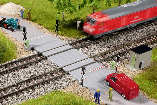 Auhagen 44649 N  Au železniční přejezd - poloviční bariéra