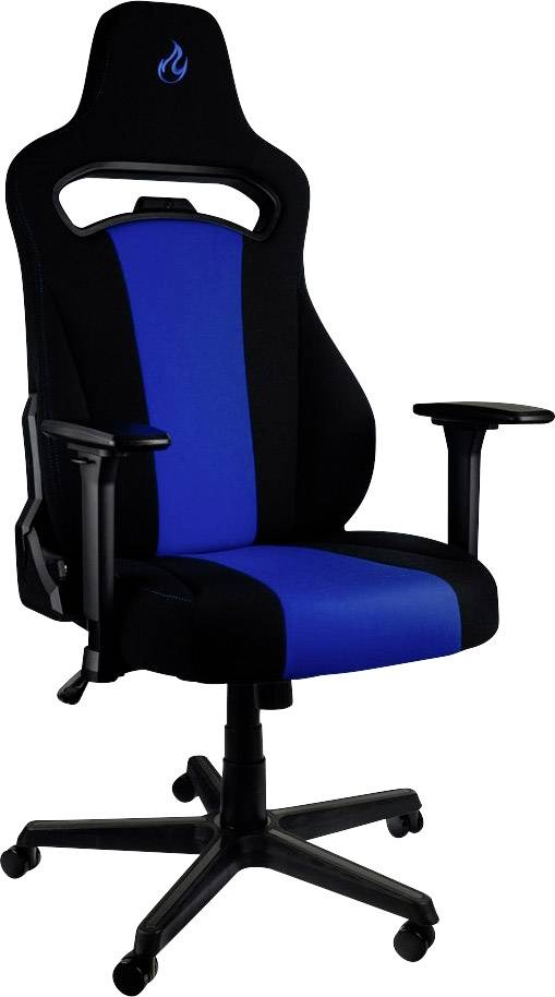 Černá herní židle s modrými pruhy, nastavitelnými opěrkami rukou ve výšce a kolečky. Ergonomicky navržená pro maximální pohodlí.
