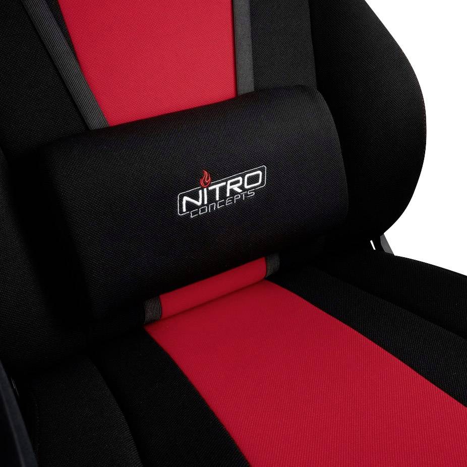 Černočervená herní židle s logem 'NITRO Concepts' na bederní opěrce. Pohodlný design pro dlouhodobější sezení.