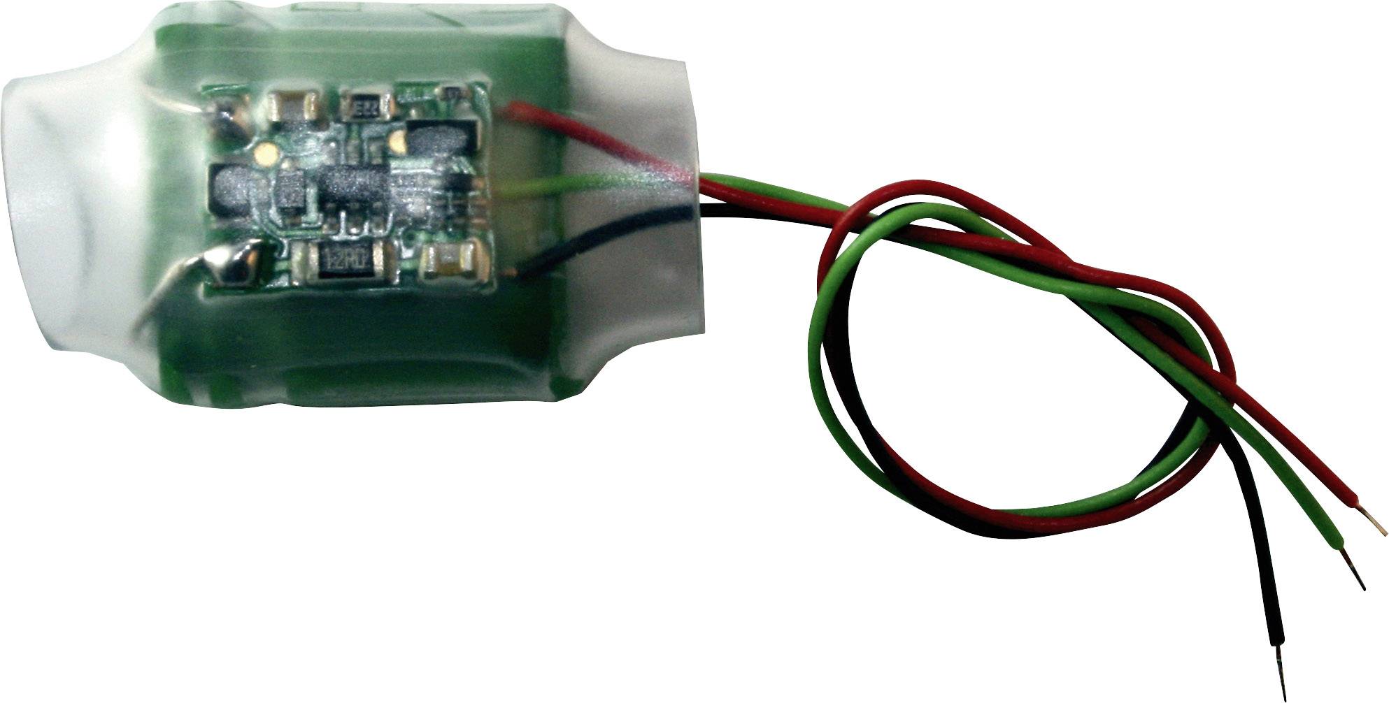 Malý elektronický obvod se třemi vyčnívajícími vodiči v barvách červené, černé a zelené, částečně zabalený v plastu.