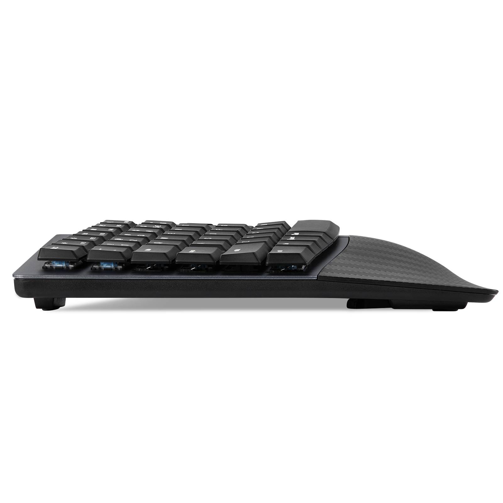 Boční detailní pohled na ergonomicky tvarovanou klávesnici, položenou naplocho s mírně vyvýšenými klávesami na bílém pozadí.