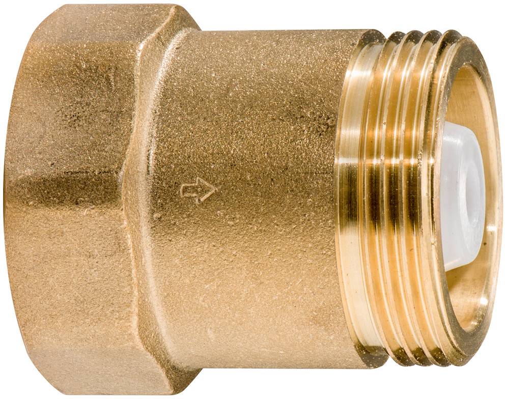Detailní pohled na mosazný potrubní spojovací kus s šestiúhelníkovým tělem, závitovaným koncem a šipkou směru toku.
