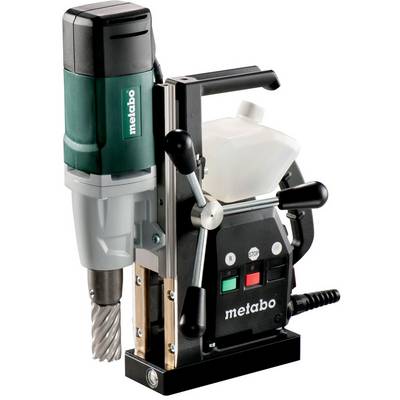 Magnetická vrtačka se značkou "metabo", instalovaná na kovové základně s vrtákem a ovládacím panelem.
