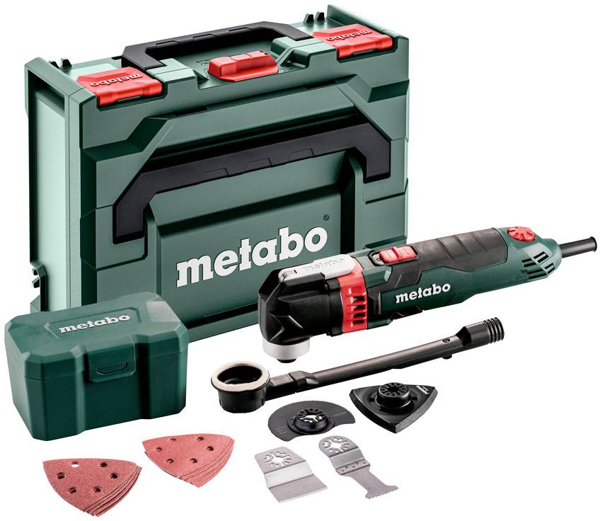 Bezdrátový víceúčelový nářadí Metabo se sadou, přenosným kufříkem, baterií, brusivými podložkami a řezacími příslušenstvím uspořádaným na bílém pozadí.