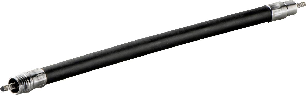 Černá válcová hadice nebo kabel s kovovými závitovými konektory na obou koncích, zobrazené izolovaně na bílém pozadí.
