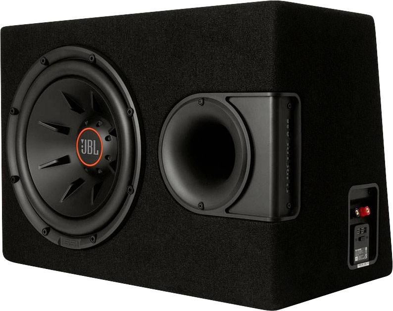 Černý JBL subwoofer s kulatou mřížkou reproduktoru a bassreflexovou trubicí. Obdélníkový design vhodný pro audiovyužití.