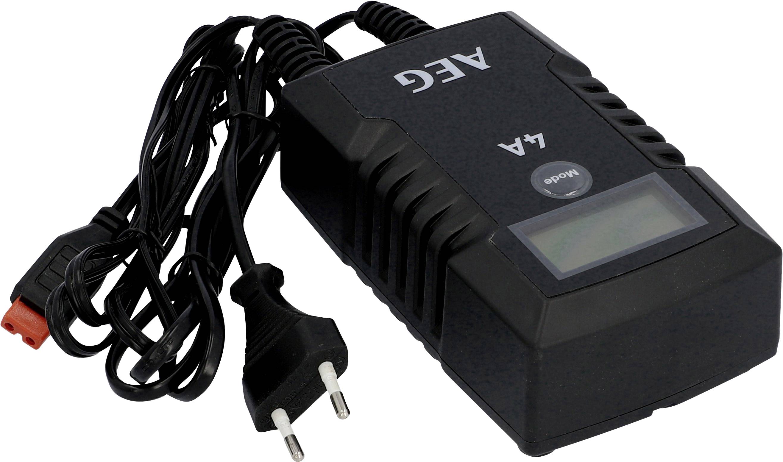 Černá nabíječka s LCD displejem a eurovidlicí, kabel je smotán. Nahoře je uveden název značky 'AEG', model '4A' a tlačítko je dobře viditelné.