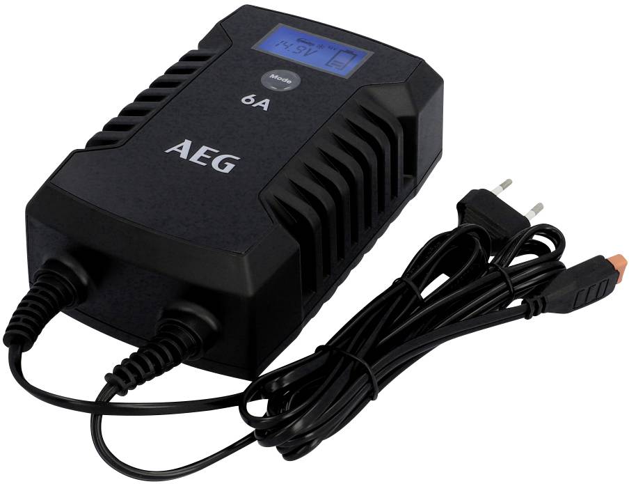 Černá nabíječka s textem 'AEG' a '6A' na horní straně. Kabel se síťovou zástrčkou je připojen.