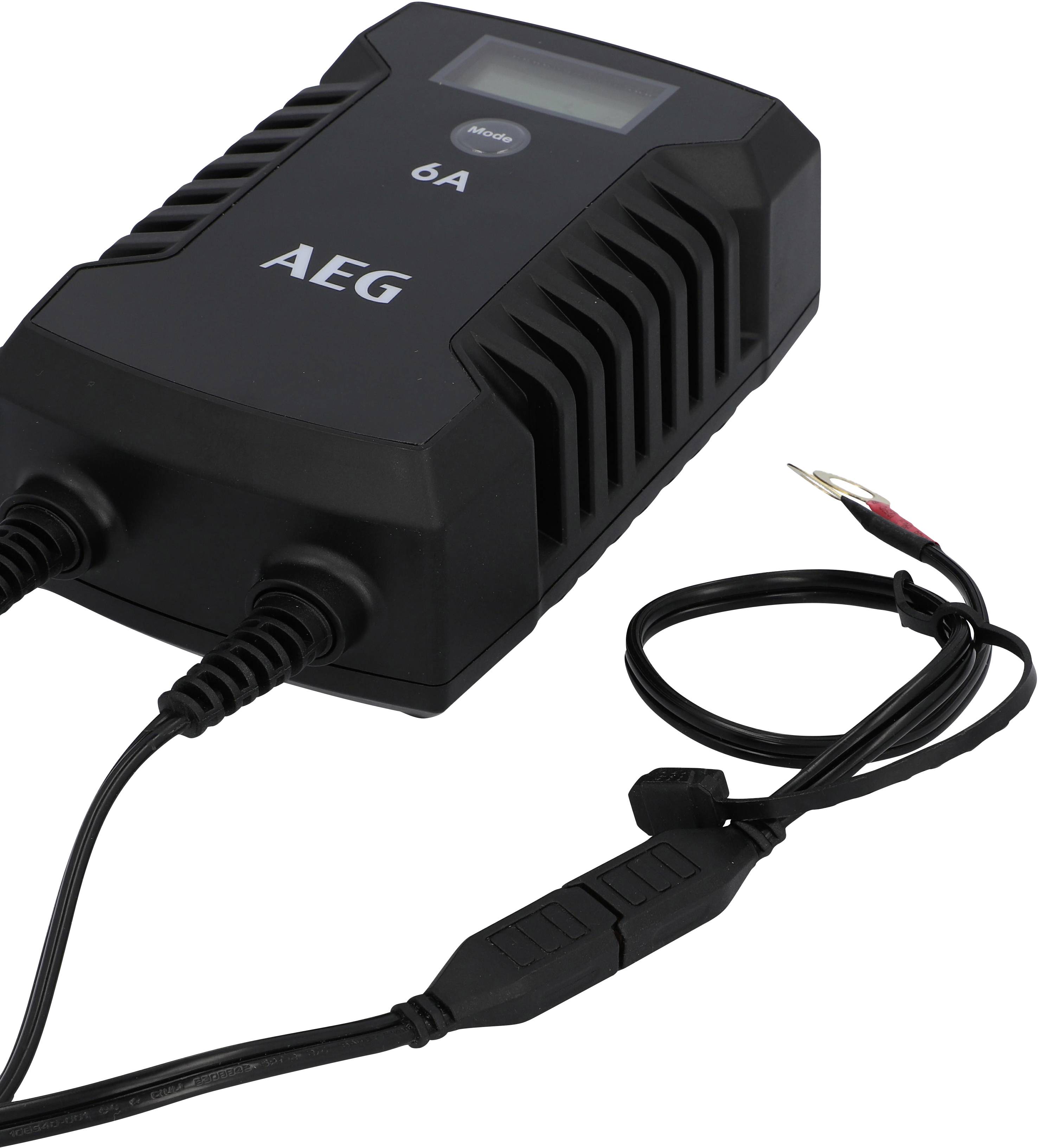 Nabíječka baterií AEG, 6A, s LCD displejem a dvěma kabely pro připojení k autobateriím.