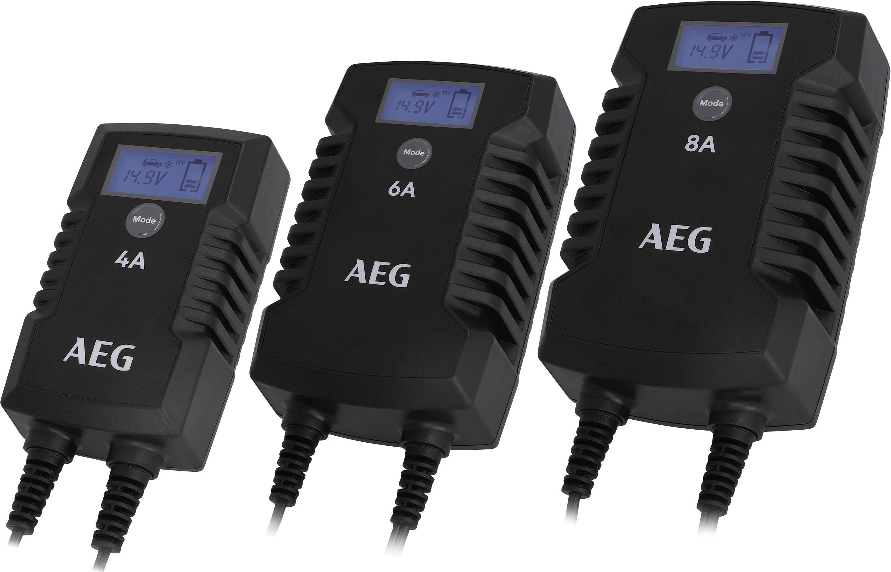 Tři nabíječky AEG s digitálními displeji: 4A, 6A a 8A. Každá zobrazuje jeden režim a výstupní napětí.