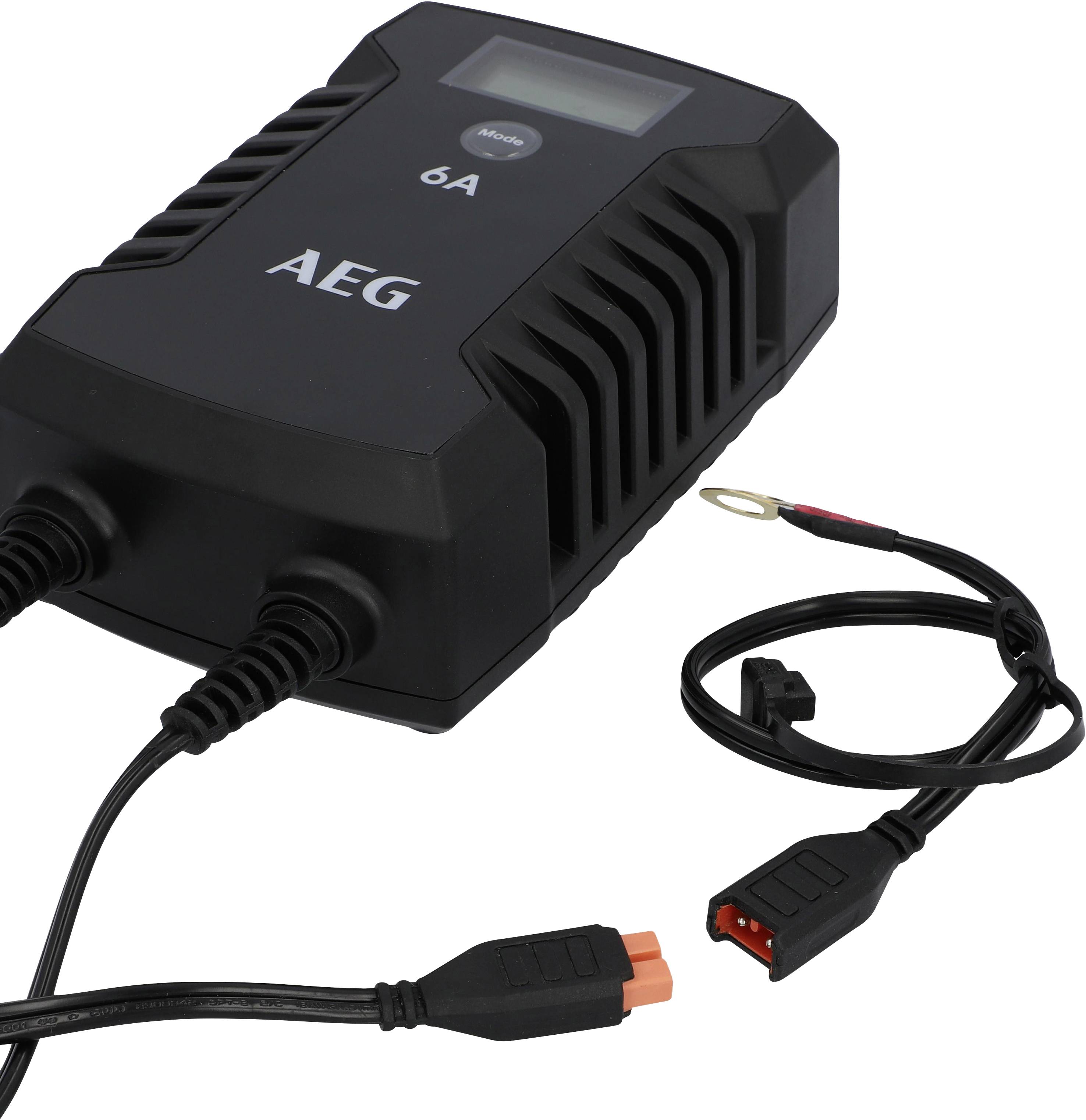 Černá nabíječka baterií AEG s 6A indikátorem. Disponuje digitálním displejem a připojenými kabely pro nabíjení baterie.