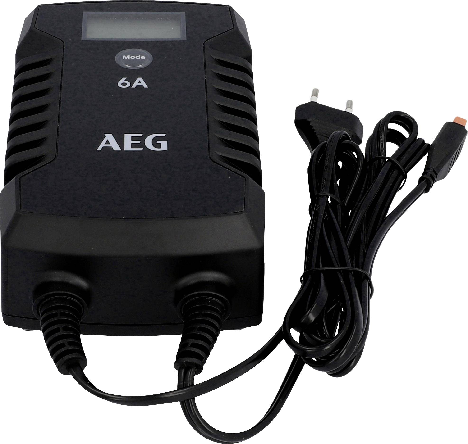 Černá nabíječka baterií AEG s 6A displejem a přepínačem režimů. Síťový kabel s eurozástrčkou je viditelný.