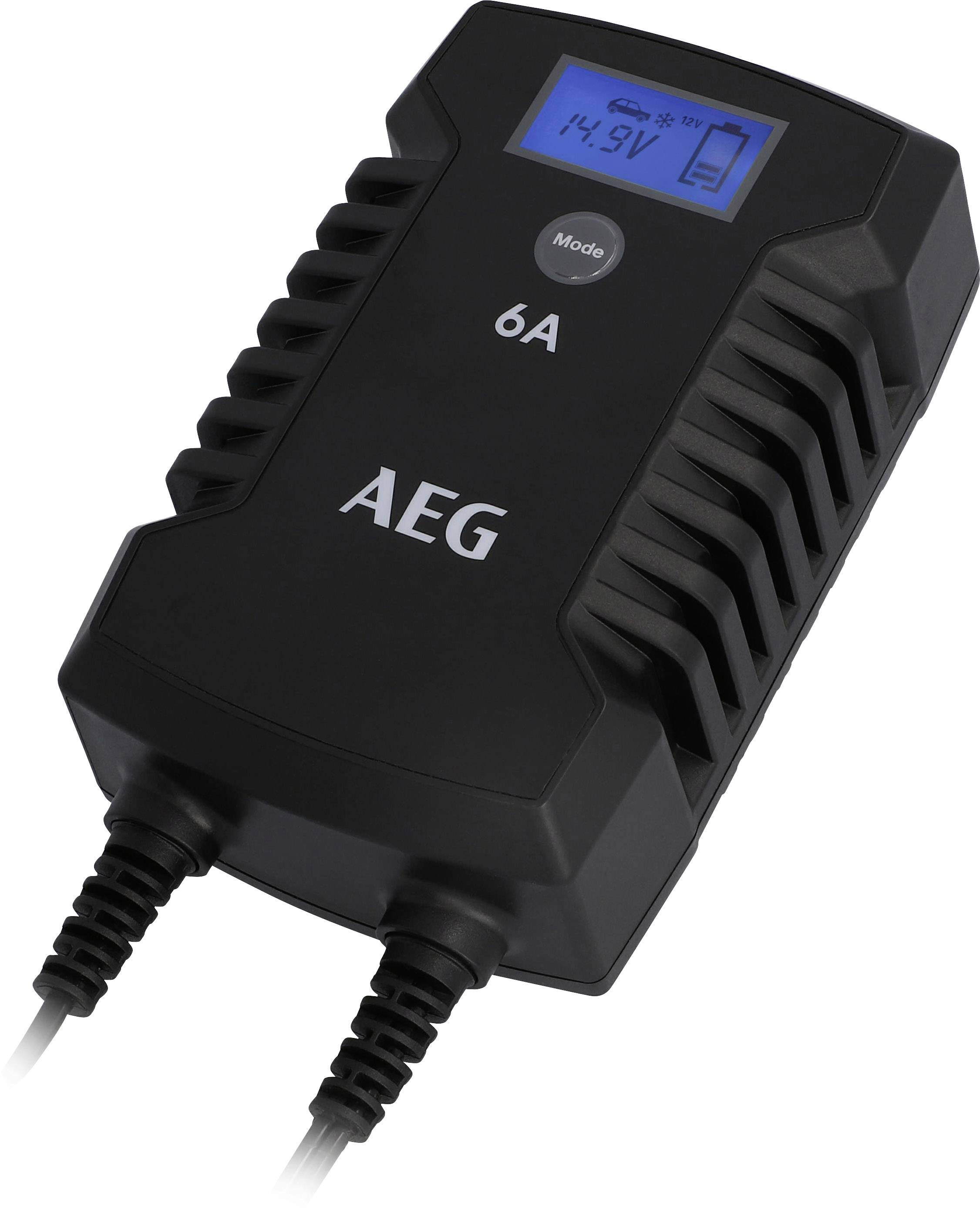 Nabíječka baterií AEG o výkonu 6A. Černá, robustní design, modré LCD zobrazuje napětí 14,9V. Dva kabelové vstupy.