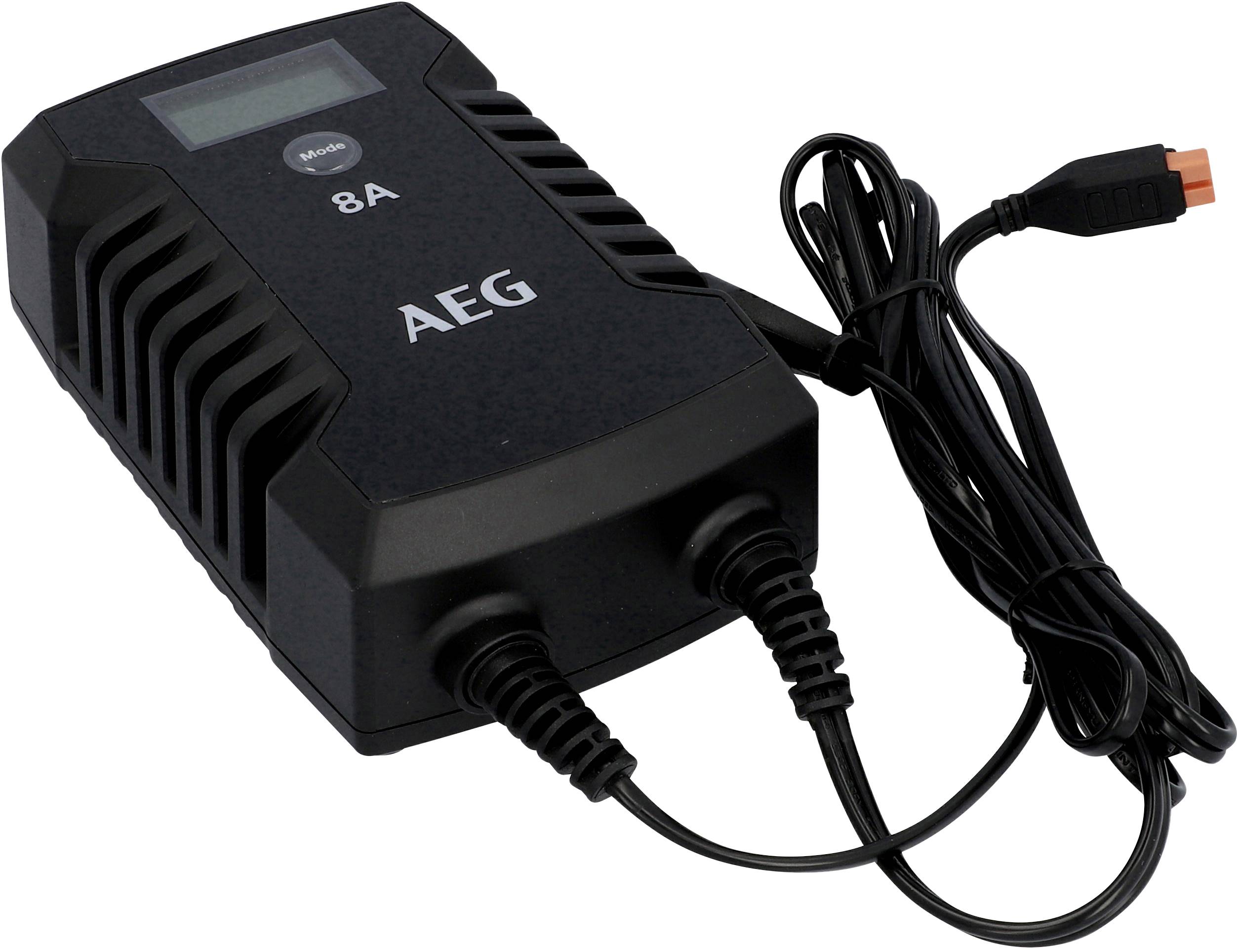 Nabíječka od AEG s černým pouzdrem a LCD displejem. Připojený kabel pro použití s elektronickými zařízeními.
