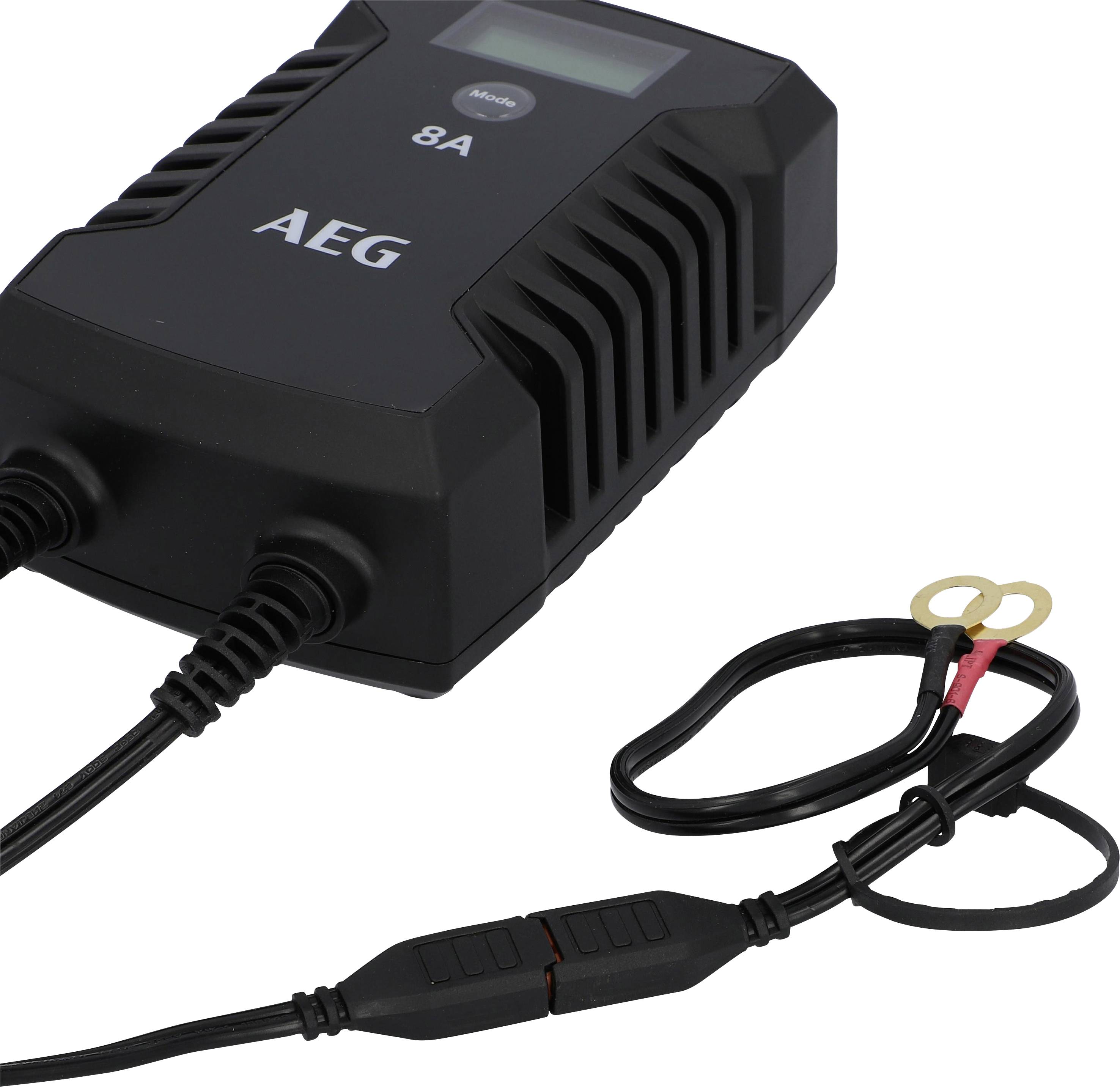 Černá nabíječka baterií AEG 8A se dvěma kabely a LCD displejem, vhodná pro různé typy autobaterií.