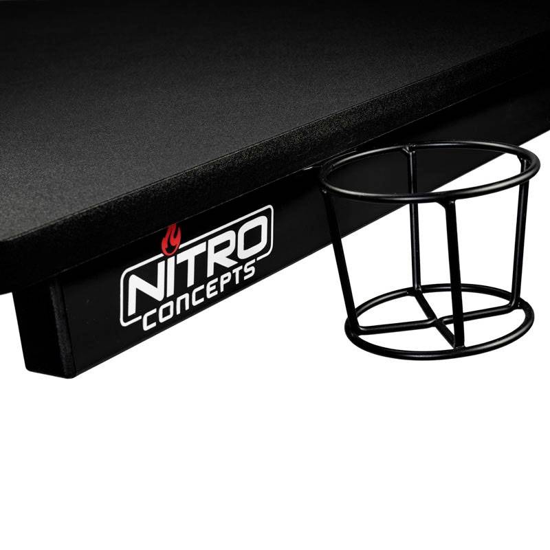 Černý stůl s logem 'Nitro Concepts' a černým držákem na nápoje po straně.