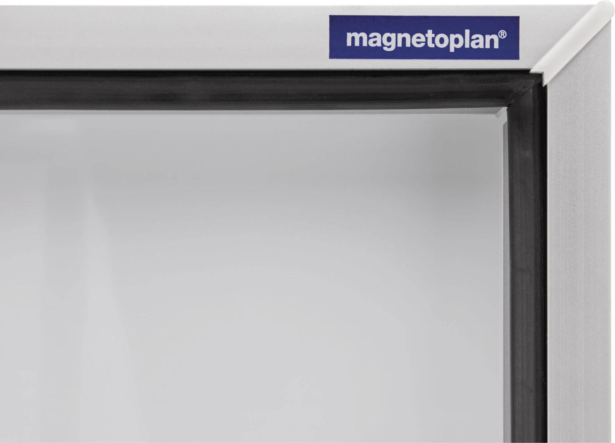 Bílá magnetická tabule s modrým logem 'magnetoplan' v pravém horním rohu.