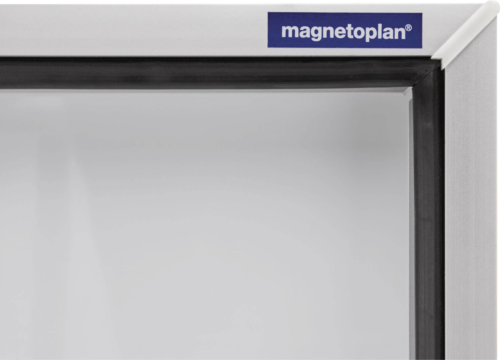 Logo 'Magnetoplan' na šedém pozadí rámečku.
