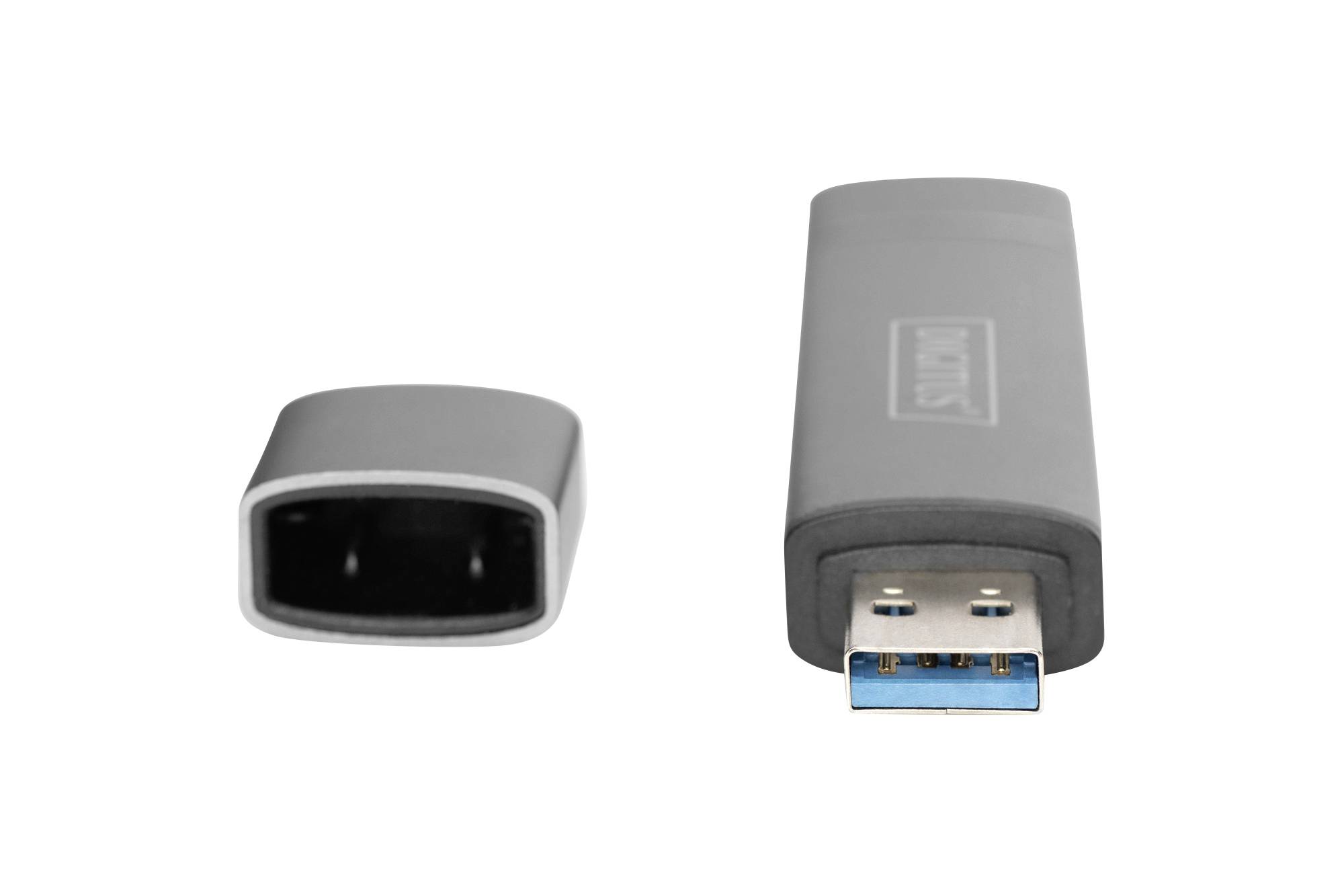 USB flash disk s odejmutou krytkou. Flash disk je šedé barvy a konektor USB směřuje dopředu.