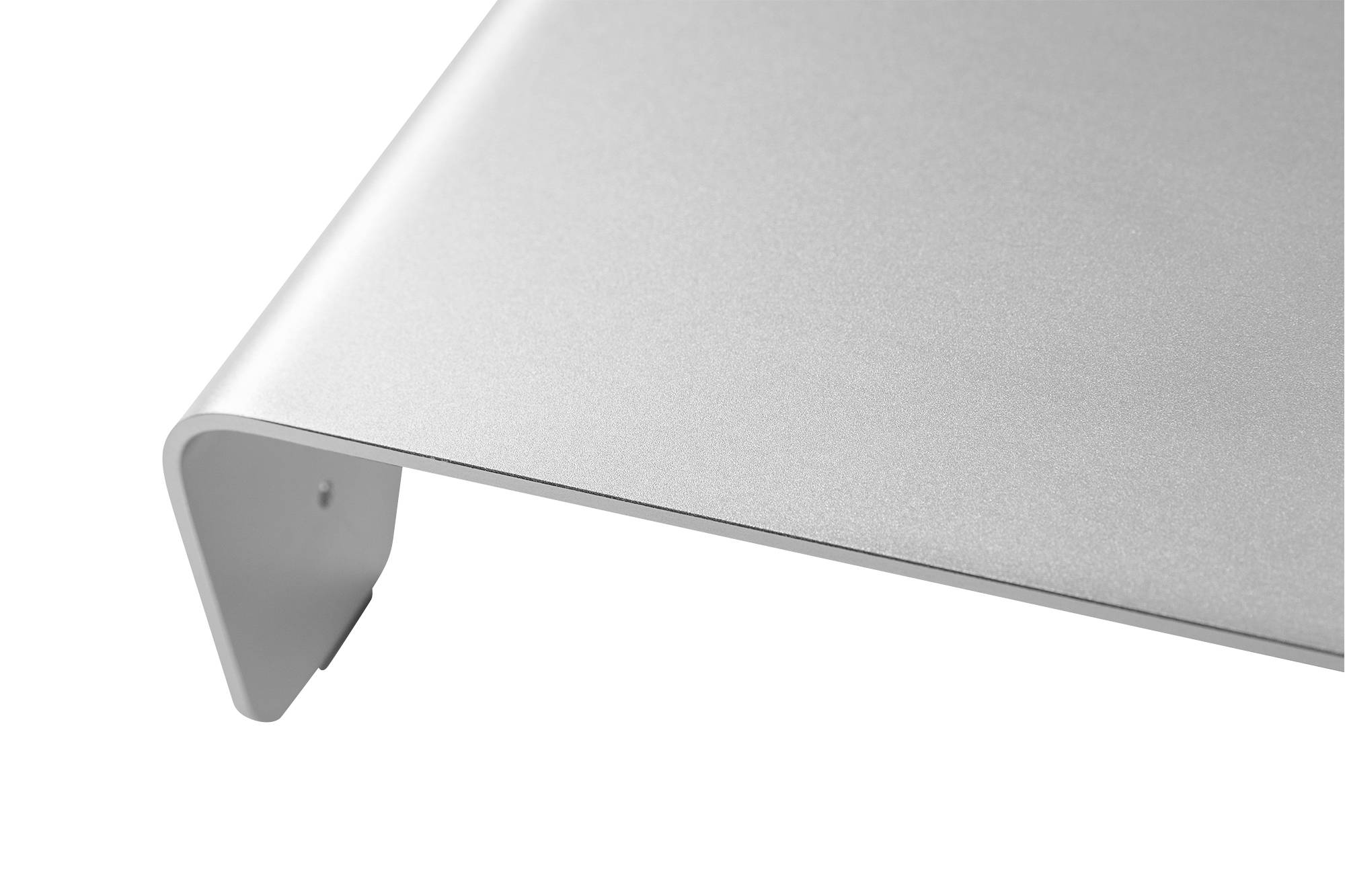 Minimalistický hliníkový stojan na notebook v zakřiveném tvaru, vhodný pro zlepšení větrání a ergonomie na pracovních stolech.
