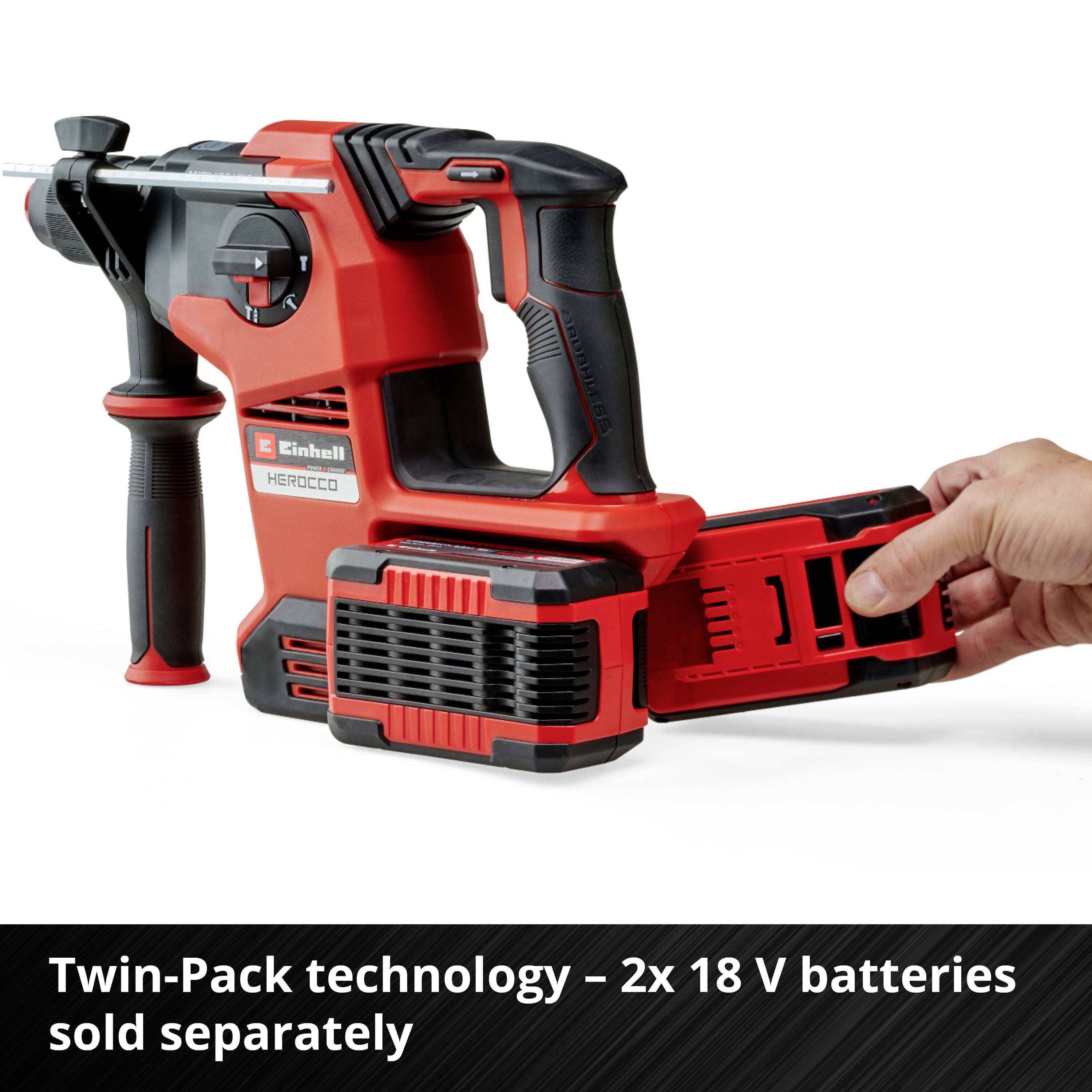 Aku vrtací šroubovák v červeno-černé barvě se dvěma akumulátory. Jeden akumulátor je držen v ruce. Text: 'Technologie Twin-Pack - 2x 18V akumulátory samostatně k dostání'.