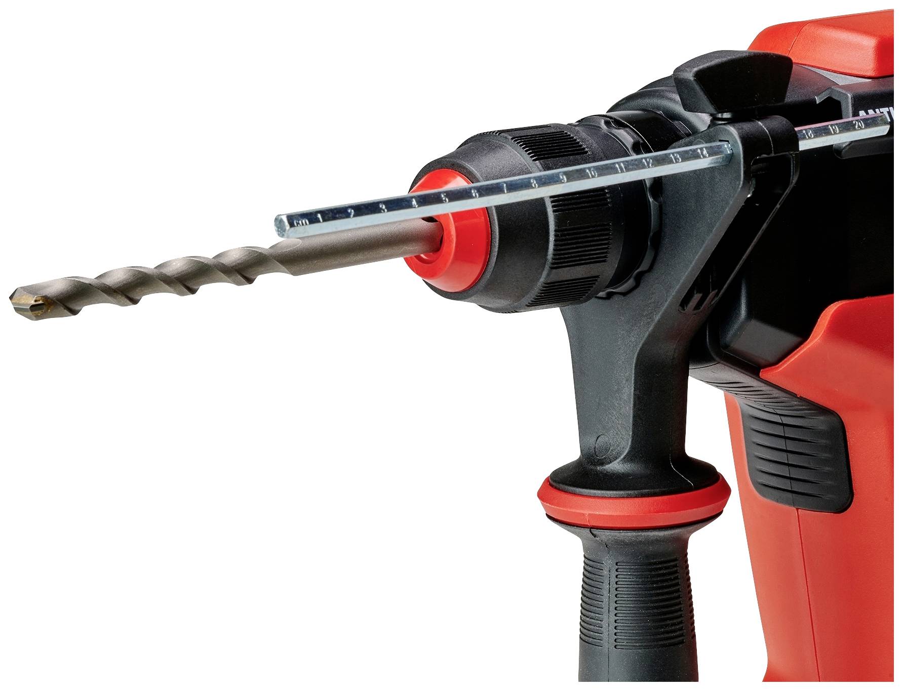 Ruční vrtačka s dlouhým vrtacím nástavcem, vhodná pro různé materiály. Černočervený design s ergonomickou rukojetí.