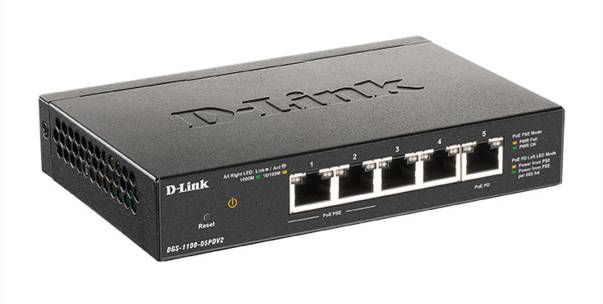 Černý ethernetový switch D-Link s pěti porty, číslovanými od 1 do 5. Číslo modelu: DGS-1100-05PD/V2. Ideální pro síťová připojení.