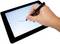 Ruka kreslí perem na obrazovce tabletu.