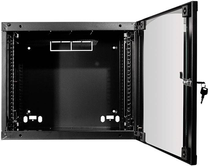 Otevřená síťová skříň se skleněnými dveřmi, nástěnná, černá, obsahuje klíč. Vhodná pro bezpečné umístění síťových zařízení.