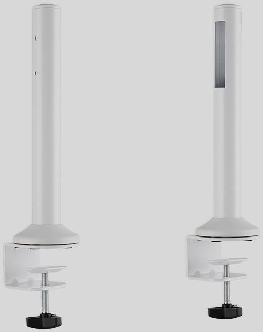 Dva bílé stolní držáky s nastavitelnými svěrkami pro upevnění, vhodné pro monitory nebo lampy, na šedém pozadí.