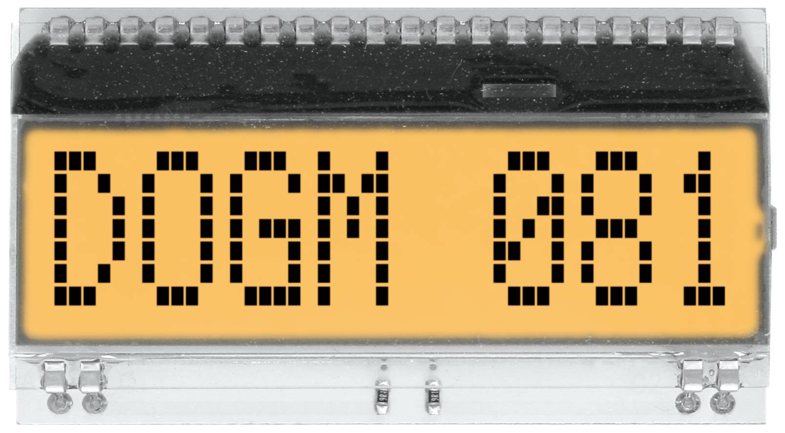 Elektronický displej zobrazuje písmena 'DOGM 081' ve stylu bodové matrice na oranžovém pozadí.